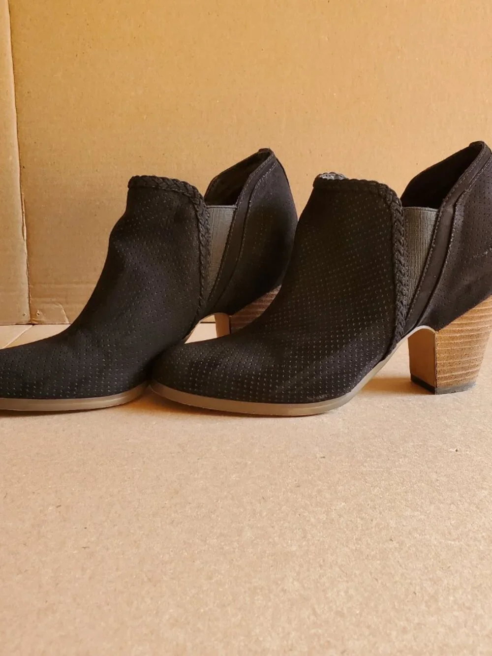 Crown Vintage Sz 9M Women's Ankle  Black Boots Booties Suede Slip On Heel